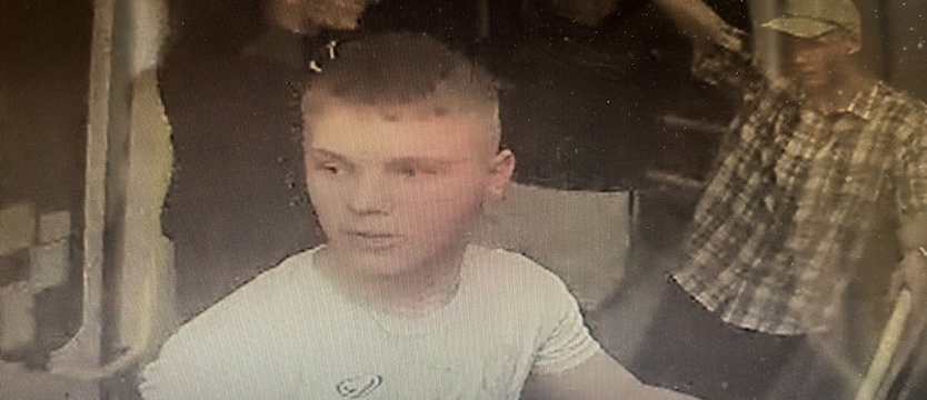 Policja publikuje wizerunki mężczyzn podejrzanych o dewastację tramwaju