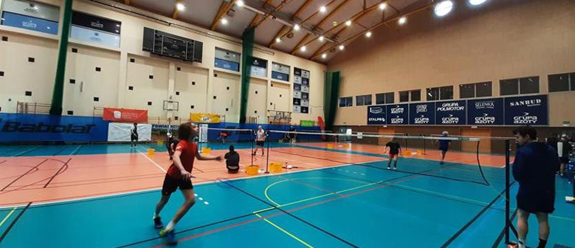 Nogi, głowa, nadgarstek i rakieta. Badminton też na zdrowie
