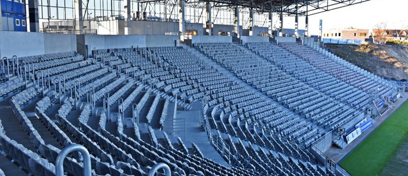 Stadion Miejski w Szczecinie. Dwie trybuny z pozwoleniem na użytkowanie