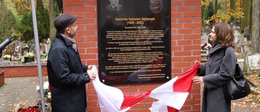 Tablica ku pamięci Stanisława Szymaszka. To pierwszy burmistrz Polic po ustrojowej transformacji