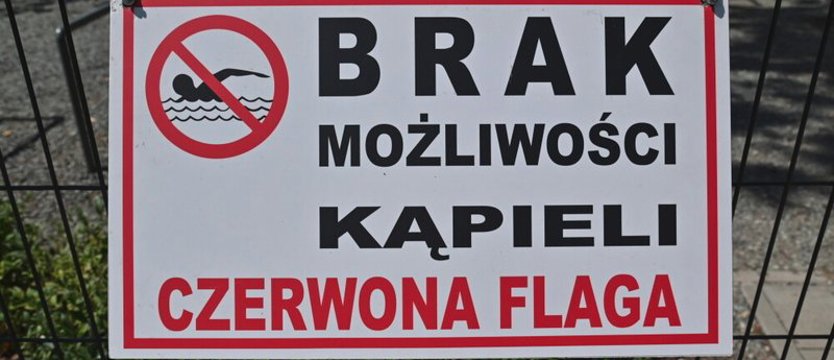 Jedenaście kąpielisk w północnej Polsce zamkniętych z powodu zakwitu sinic