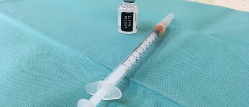 Wykonano ponad 25,4 mln szczepień przeciw COVID-19, w pełni zaszczepione 10,4 mln osób
