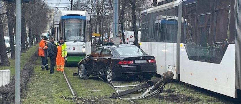 Wypadek w al. Piastów. Samochód staranowany przez tramwaj