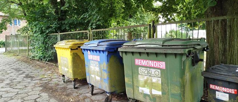 Brudne i połamane pojemniki na odpady. Nie zachęcają do segregacji