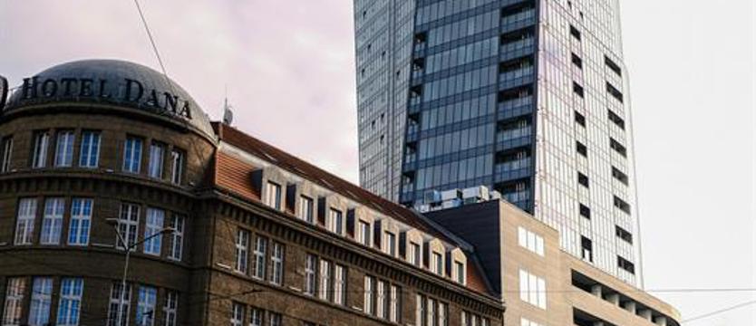 Hanza Tower. Świetlik nad basenem już oszklony