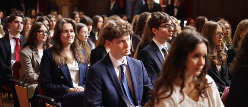 Uroczyste pożegnanie maturzystów. Ostatni dzwonek i egzamin dojrzałości