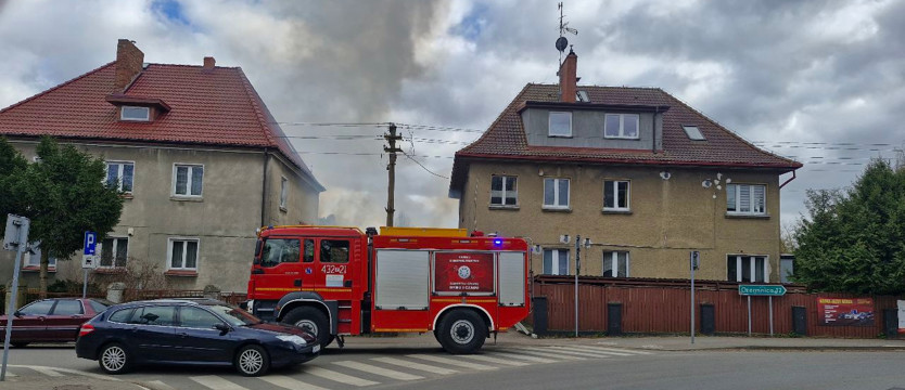 Pożar na ul. Wojska Polskiego w Nowogardzie. Trwa akcja strażaków