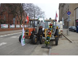 Rolnicy: „Pójdziemy z kosami na Sejm”