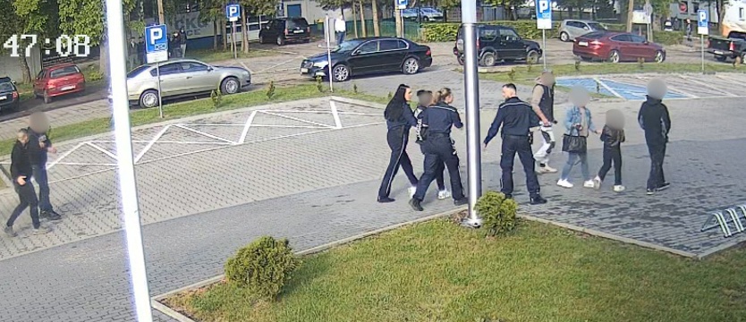Ścigała samochodem kobietę z dwojgiem dzieci. Zatrzymanie przed komendą