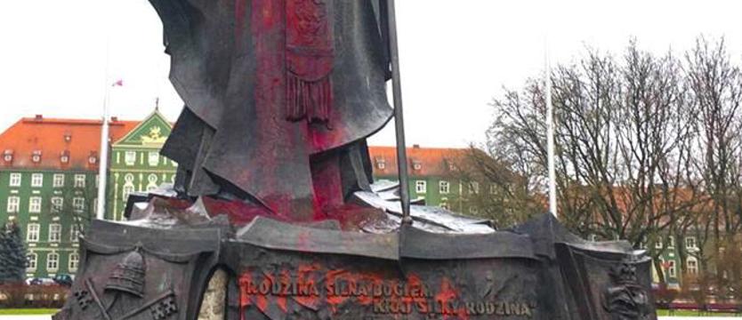 Pomnik papieża zdewastowany