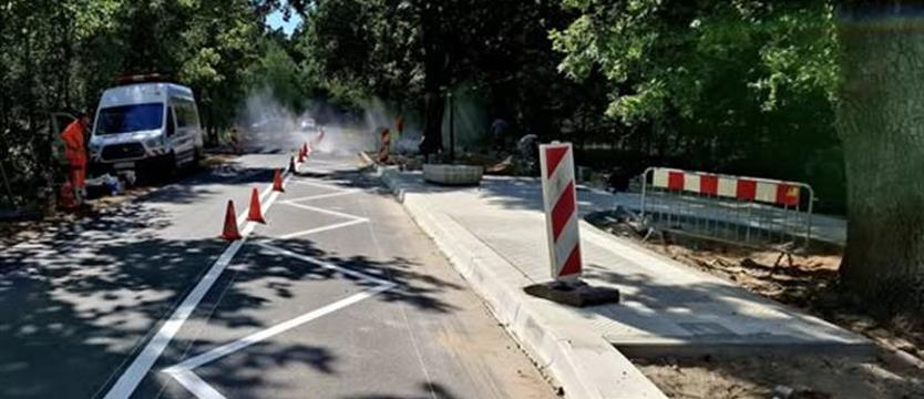 Perony dla autobusów i doświetlone przejście dla pieszych w Grzepnicy