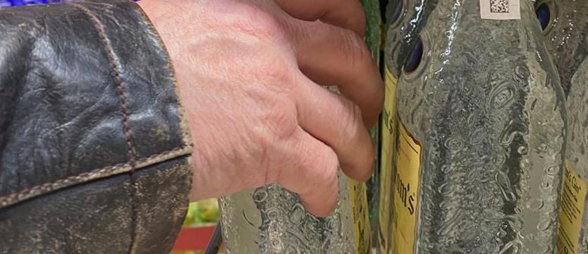 Kradł i śmiał się pracownikom w twarz. Miał 2,5 promila