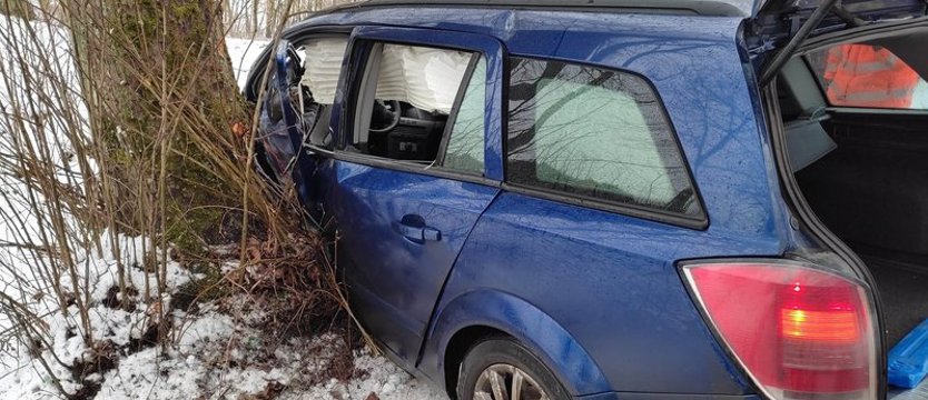 Samochód uderzył w drzewo. Poszkodowane dwie osoby