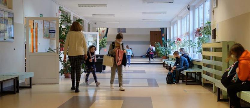 Nauczyciele uciekają z zawodu? Zamiast przy tablicy – w markecie