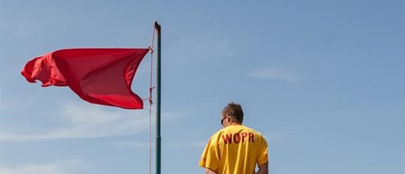 Czerwone flagi na kilkunastu kąpieliskach morskich z powodu m.in. wysokich fal