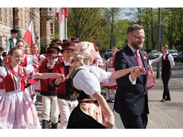 Obchody Święta Konstytucji 3 Maja. Wojewoda poprowadził poloneza