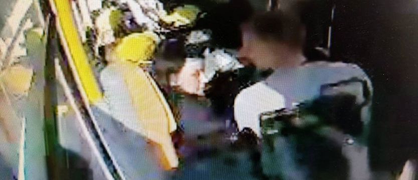 Wandalizm w tramwaju linii nr 6. Policja opublikowała zdjęcia potencjalnych sprawców