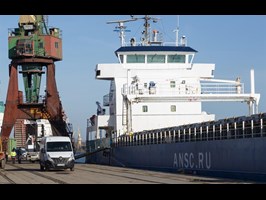 Rosyjski statek dotarł do portu. Po miesiącu stania na mieliźnie