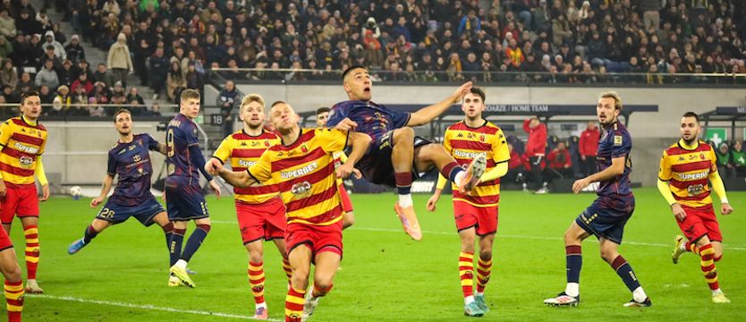 Piłka nożna. Pogoń przegrywa w ostatniej akcji