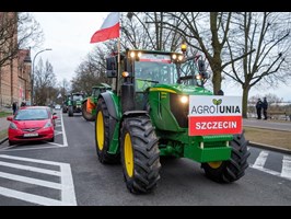 Agrounia protestowała przeciwko polityce rządu. Rolnicy przed gmachem wojewody