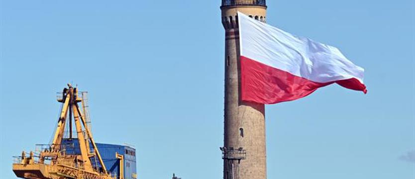 Wielka biało-czerwona nad portem