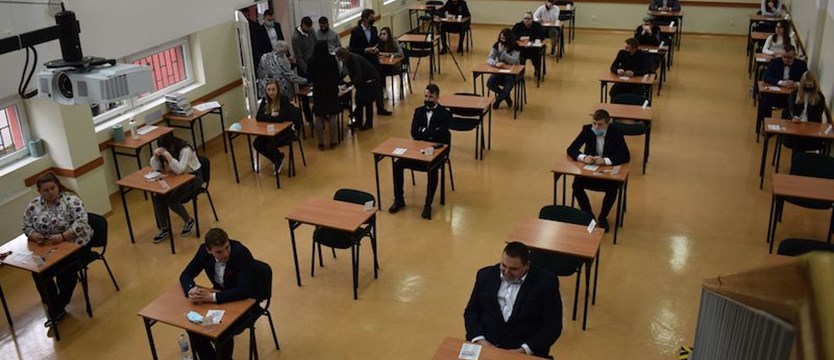 Uczniowie piszą egzamin z języka polskiego
