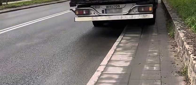 Tir zdewastował chodnik. Całe zajście sfilmował miejski aktywista