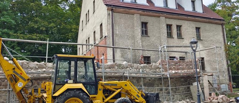 Nowy mur pnie się w górę. Renowacja miejskich obwarowań przy ul. Klasztornej