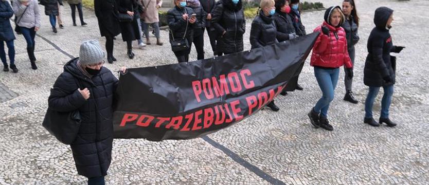 Pracownicy MOPR manifestują przed Urzędem Miasta w Szczecinie. Upominają się o podwyżki