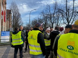 Protestujący rolnicy spotkali się z wojewodą i zapowiedzieli blokadę Szczecina