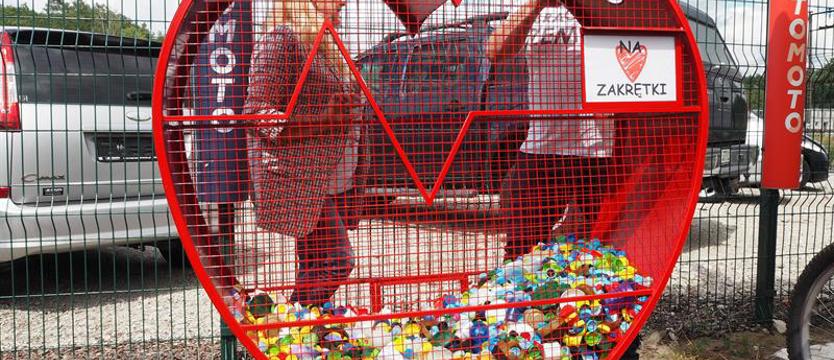 Co z sercami na zakrętki? Na kwietnik, ławkę, defibrylator...