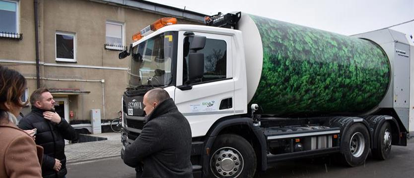 Nowa śmieciarka za milion zł. Zabiera i zgniata