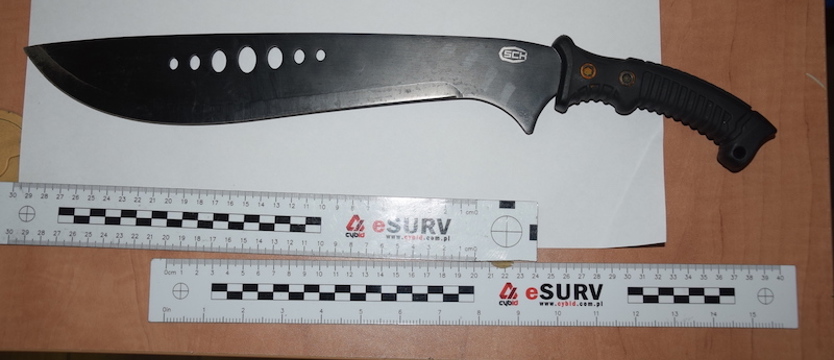 Najpierw groził, a potem przyszedł z maczetą i atrapą pistoletu