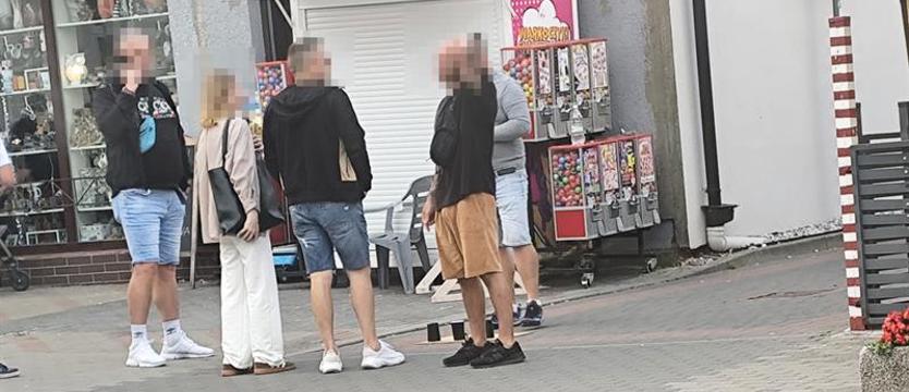 Gra w „trzy kubki” wciąż kusi turystów...
