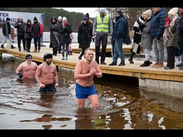 60 minut w wodzie o temperaturze 2 stopni - tyle wytrzymali uczestnicy Winter Challenge w Jeziorze Głębokie