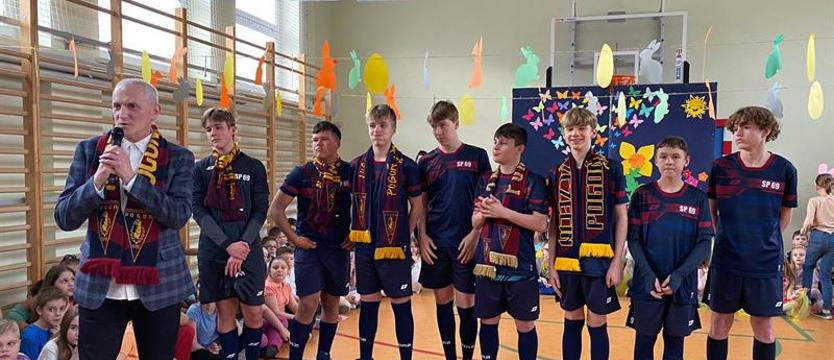 Piłka nożna. Dzieci z SP69 dla Dymka
