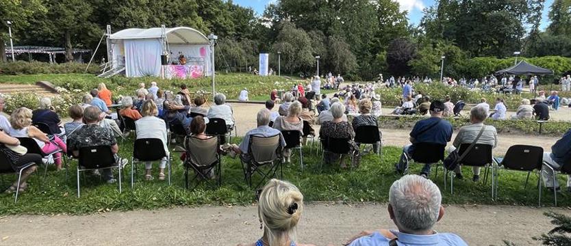 W Różanym Ogrodzie Sztuki na zakończenie wakacji: warsztaty, koncert i potańcówka