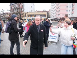 Zbiórka podpisów na placu Adamowicza. Kandydaci PO obiecują Pomorzu Zachodniemu "złotą erę"