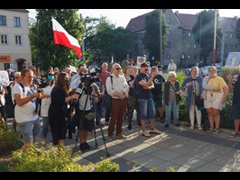 Pikietowali przed siedzibą PiS w obronie TVN