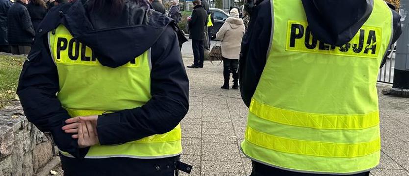 Kradł, niszczył, wyzywał i kopał. Agresywny włamywacz