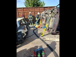 Strażacy uczyli się, jak gasić elektryczne samochody