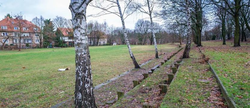 Nie było chętnych. Pustostan wciąż straszy