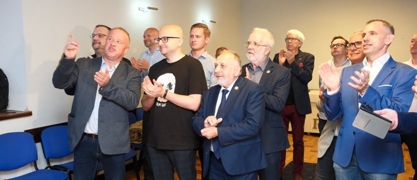 Oklaski w szczecińskiej siedzibie PiS. "Do rana zwyciężymy"