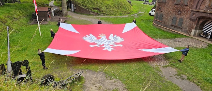 Wielka chorągiew Wojska Polskiego na świnoujskiej latarni