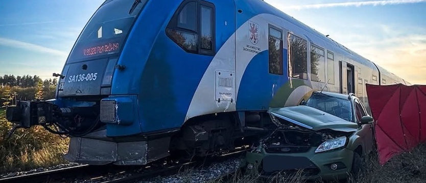 Pociąg Polregio zderzył się z samochodem