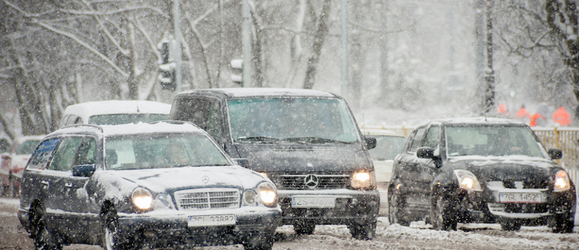IMGW ostrzega przed intensywnymi opadami śniegu i zamieciami na północy kraju