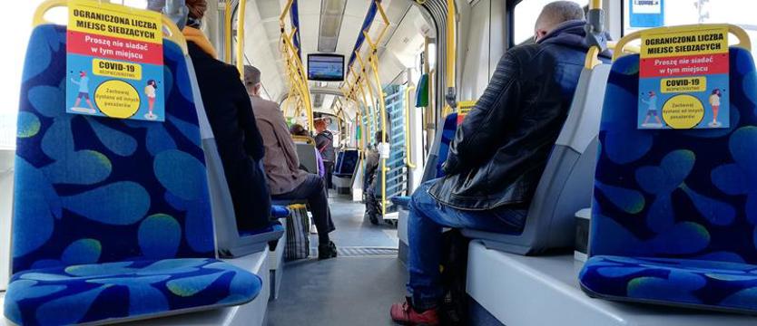 Koronawirus w komunikacji. Brak kontroli – luzik w tramwaju