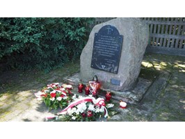 W Narodowy Dzień Pamięci Ofiar Niemieckich Nazistowskich Obozów Koncentracyjnych i Obozów Zagłady. W Policach kwiaty i znicze