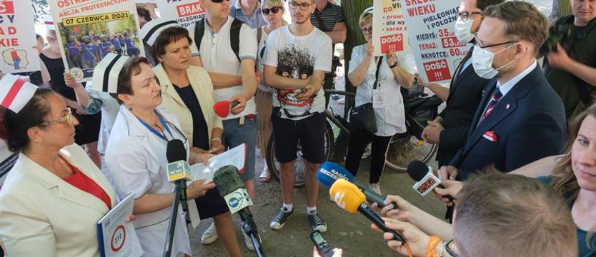Protest pielęgniarek i położnych. Czerwona kartka dla wojewody