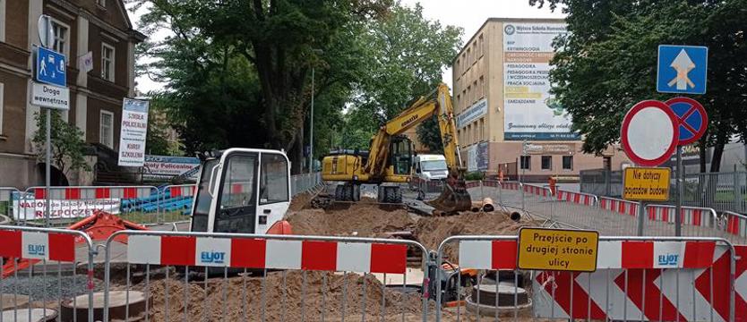 Broniewskiego przejezdna (tylko) częściowo